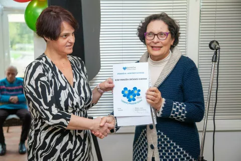 Maja Gradi&scaron;ek in dr. Zdenka Čeba&scaron;ek Travnik ob odprtju demenci prijazne točke / Foto: Ale&scaron; Senožetnik