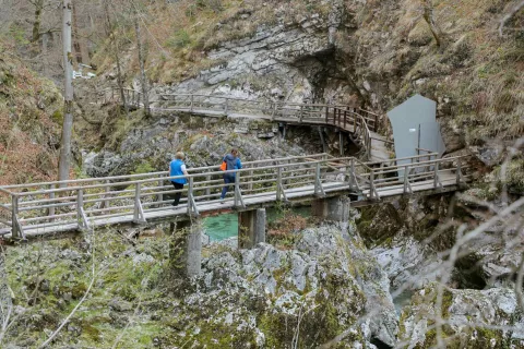 V skladu z odredbo je lahko v soteski Vintgar hkrati največ 245 ljudi, dnevno pa največ 2290. / Foto: Tina Dokl