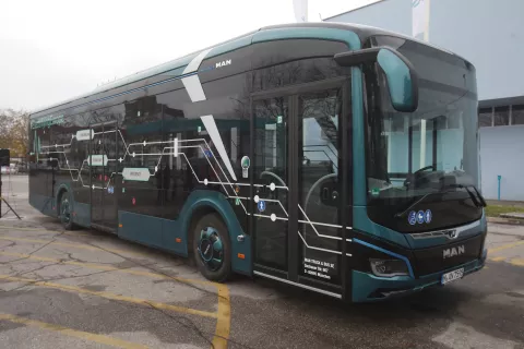 Za osem e-avtobusov, ki bodo po Kranju začeli voziti &scaron;e letos, bodo postavili prav toliko polnilnic. / Foto: Gorazd Kavčič