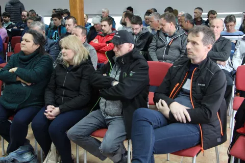 Ustanovne skupščine se je udeležilo okoli devetdeset hribovskih in gorskih kmetov, doslej pa je k združenju pristopilo že 115 članov. / Foto: Cveto Zaplotnik