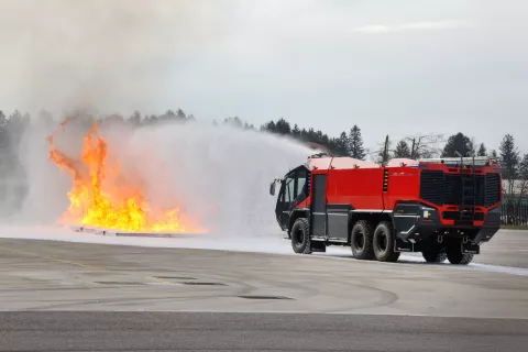 akademija Fraport usposabljanje gasilcev za gašenje požarov na zrakoplovih z gasilno peno brez fluora letališče jože Pučnik Brnik / Foto: Tina Dokl
