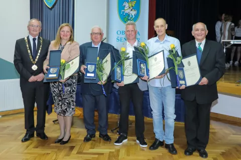 slavnostna akademija ob prazniku občine Šenčur 2023 na fotografiji z leve Ciril Kozjek župan in občinski nagrajenci Mojca Gabrijel glasbeno društvo sv Mihael Olševek zlato priznanje Stane Vidmar sreprno priznanje Robert Vereš jurijevo priznanje Marijan Krajnik jurijevo priznanje in Slavko Pestar srebrno priznanje / Foto: Tina Dokl