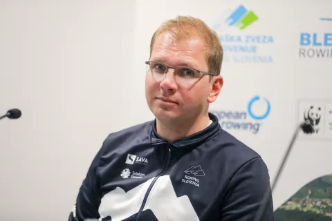 novinarska konferenca veslači pre Evropsko prvenstvo na Blejskem jezeru na fotografiji Jan Ilar trener reprezentance / Foto: Tina Dokl