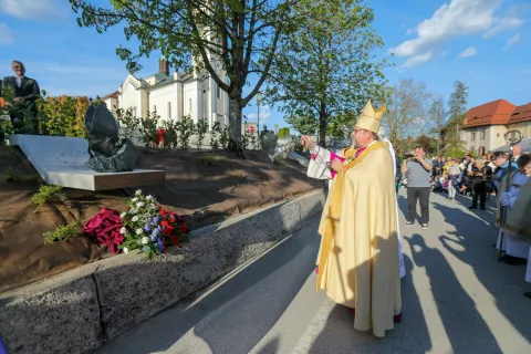 odkritje kipa Freisinški Škof Abraham Park škofov Stara loka avtor kipa Kipar Metod Frlic blagoslov kipa škof nadškofija Munchen Freising Wolfgan Bischof somaševal pomožni škof Nadškofije LJ msgr dr Franc Šuštar / Foto: Tina Dokl