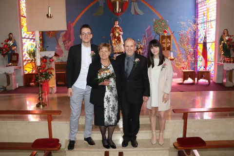 Zakonca Verlič in njuni tokratni priči, vnuka Klemen in Lucija / Foto: Alenka Brun