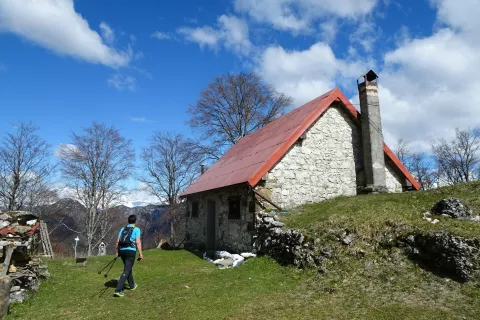 Bivak tik pod vrhom Monte Forcella nosi enako ime kot vrh. / Foto: Jelena Justin