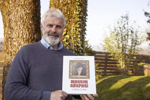 Avtor Robert Kužnik z monografijo Maksim Gaspari / Foto: Andreja Hiti Kužnik