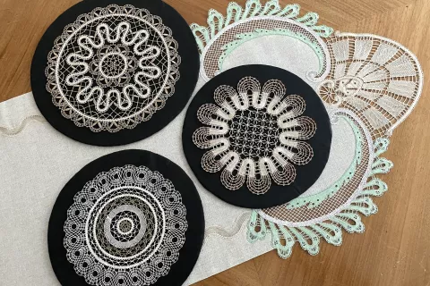 Razstave čipk v sklopu Slovenskih klekljarskih dni si bo mogoče ogledati do torka, 2. maja. / Foto: Tanja Mlinar