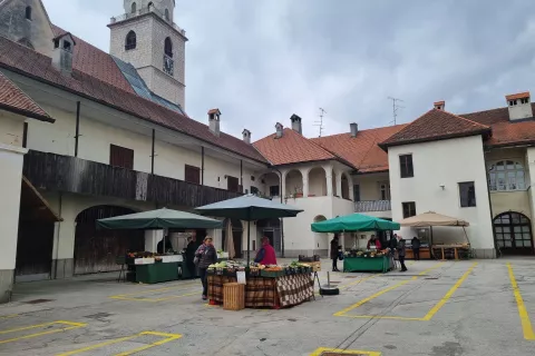 Dvori&scaron;če Petrčkove hi&scaron;e v starem delu Kranja kot mestna tržnica zaživi vsako soboto, občasno pa v okrnjeni podobi tudi med tednom. / Foto: Simon &Scaron;ubic