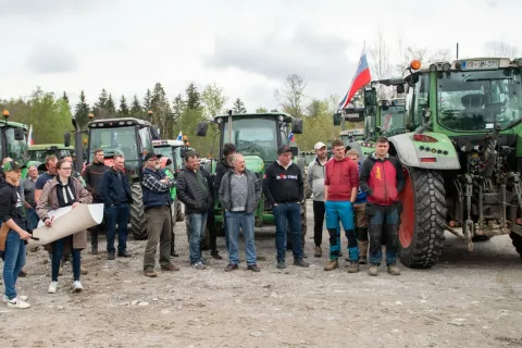 Gorenjski kmetje so se na poti v Ljubljano s traktorji ustavili v bližini golfskega igrišča v Smledniku. / Foto: Primož Pičulin
