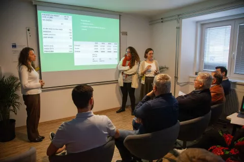 Svoje podjetni&scaron;ke ideje je predstavilo deset ekip, med njimi so izbrali tri najbolj&scaron;e. / Foto: Ale&scaron; Senožetnik