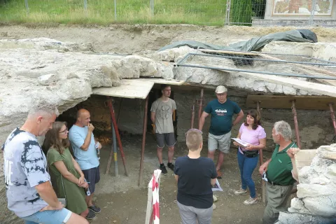 Na vhodu v kripto nekdanje gotske cerkve. / Foto: Mateja Rant