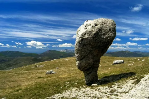 Monolitna skulptura nezemljana na pobočju Poštaka.  / Foto: Jelena Justin