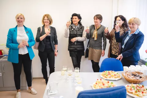 Čestitke Katarini Štravs (na levi) za odprtje poslanske pisarne na Jesenicah / Foto: Nik Bertoncelj / Foto: Nik Bertoncelj