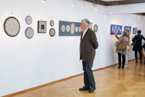 Za razstavo Iz Maričine skrinje so uporabili vzorce iz zbirke Marice Albreht. / Foto: Tina Dokl