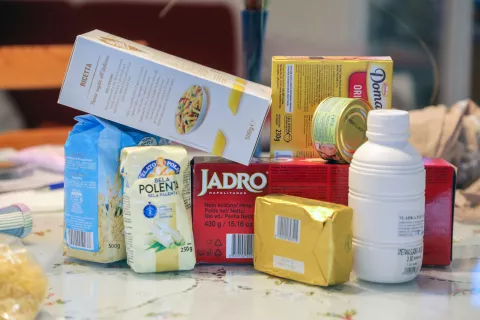 Za lažjo zaznavo prikritih podražitev izdelkov je priporočljivo spremljati ceno za enoto (za kilogram oz. liter izdelka) in seznam sestavin. Slika je simbolična. / Foto: Tina Dokl