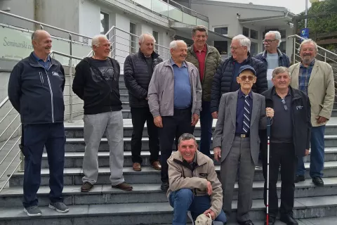 Udeleženci srečanja: (prva vrsta) Ivan Derganc (Češča vas, Novo mesto), učitelj Štefan Jerala (Križe pri Tržiču), Anton Černič (Metlika); (v ozadju z leve) Vilijem Poljšak (Vipava), Franc Križman (Pšata, Ljubljana), Janez Koselj (Jesenice), Ciril Kenda (Tolmin), Ivan Čerin (Železniki), Vili Ferjan (Lavrica, Ljubljana), Brane Tasev (Ljubljana), Remigio Grižančič (Koper); manjka Franc Markovec (Duplje) / Foto: arhiv Antona Černiča