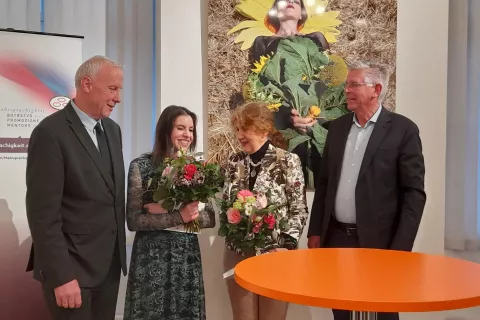 Eva Petrič (druga z leve) na odprtju razstave njenih del skupaj z Bernardom Sadovnikom (prvi z leve), Olgo Butinar Čeh in Lojzetom Dolinarjem. / Foto: Jože Košnjek