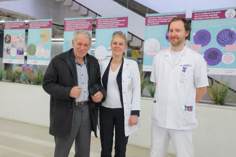 razstava 100 let bolnice za ženske bolezni in porodništva in 40 let postopkov zunajtelesne oploditve na ginekološki kliniki LJ na fotografiji prof Tomaž Tomaževič dr med prof Helena Ban Frangež dr med in dr Martin Štimpfel laboratorij za OBMP / Foto: Tina Dokl