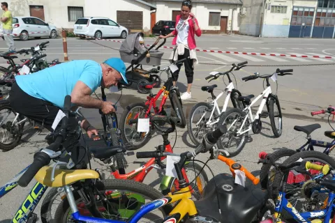 Člani Treking kluba &Scaron;kofja Loka so na sejmu opravili tudi manj&scaron;a popravila. / Foto: Vilma Stanovnik