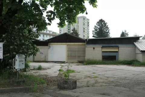 Med Šolsko ulico in Partizansko cesto ter Kapucinskim trgom, tudi na nekdanji tržnici, naj bi zrasla dva stanovanjska stolpiča. / Foto: Vilma Stanovnik