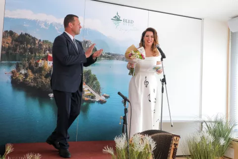 prireditev Zlata harmonika Bled 2023 na fotografiji z leve Anton Mežan župan Bled in Maja Tekavec / Foto: Tina Dokl