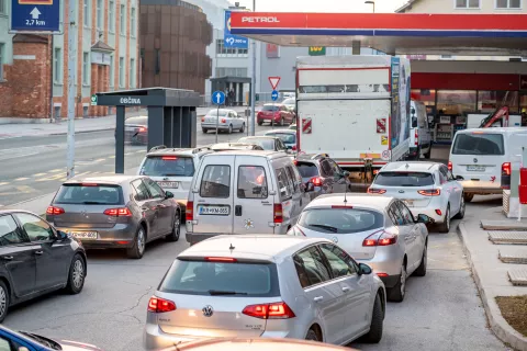 Vi&scaron;je cene goriv so letos že večkrat povzročile gnečo na bencinskih servisih. / Foto: Nik Bertoncelj