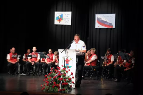 Na slovesnosti ob 25-letnici zgornjegorenjskega združenja veteranov vojne za Slovenijo je zbrane najprej nagovoril predsednik združenja Janez Koselj. / Foto: Tina Dokl