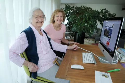 Anica Ottenstein v Buenos Airesu vsak dan prebira Gorenjski glas (na fotografiji s hčerko Elisabeth). / Foto: Tina Dokl