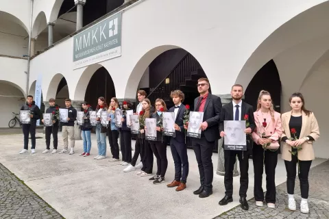 Mladi iz Borovelj, Sel in Železne Kaple s fotografijami obglavljenih žrtev 29. aprila leta 1943 na Dunaju. – / Foto: Jože Košnjek