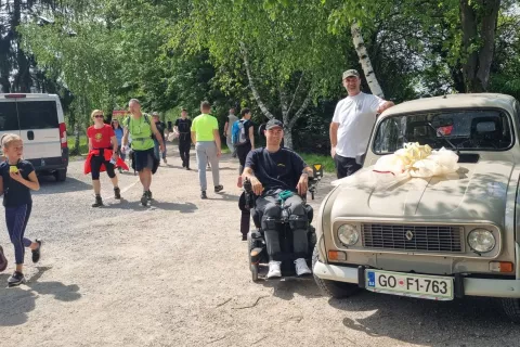 Nekdanjo Pahorjevo »katro«?, ki velja za najdražjo na svetu, je bilo v soboto možno videti na Poti ob žici v Ljubljani. Desno sta lastnik Tomaž Habjan in njegov sin Aljoša.