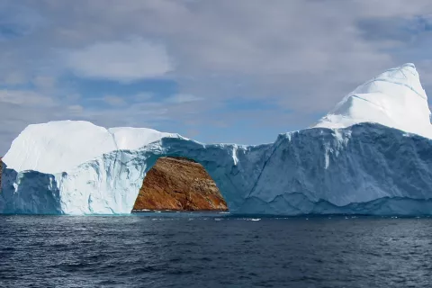  Na tej sliki vidimo vodo v treh agregatnih stanjih: v tekočem (morje in oblaki), v trdnem (ledena gora) in v vodni pari, ki je pravzaprav ne vidimo … / Vir: Wikipedija / Foto: Foto: Wikipedija