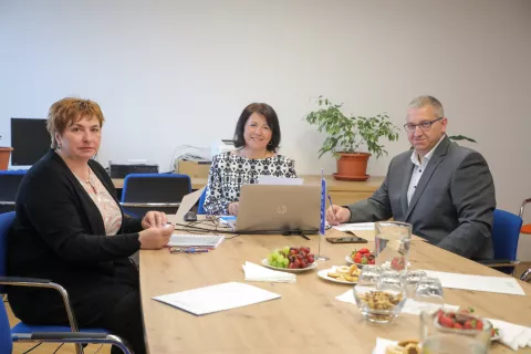 AJPES tiskovna konferenca z leve Ur&scaron;ka Rihtarčič Zdenka Kajdiž vodja enote KR Uro&scaron; Kopavnik ZRSZ / Foto: Tina Dokl