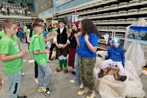 V Medvodah so bili na ogled turistični produkti učencev 29 osnovnih &scaron;ol. Prepoznavnost svojih krajev so sku&scaron;ali izbolj&scaron;ati skozi &scaron;portne aktivnosti, namenjene razvoju mladinskega turizma. / Foto: Maja Bertoncelj