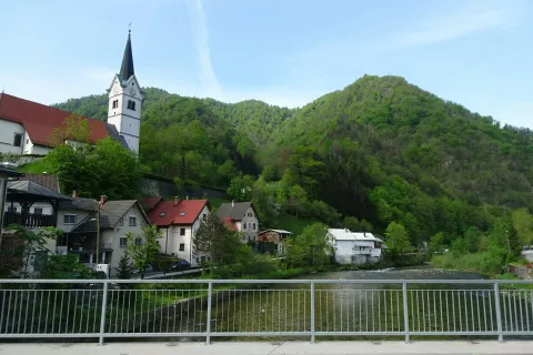 Pogled na greben iz Spodnje Idrije. / Foto: Jelena Justin