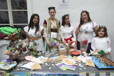 Učenci in učiteljica OŠ Daša Pavičića so predstavili Črno goro. / Foto: Gorazd Kavčič