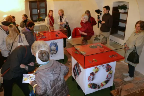 Odprtja razstave nakita v Radovljici se je udeležilo kar lepo število ljudi. / Foto: Alenka Brun