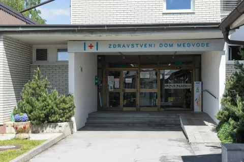 V Zdravstvenem domu Medvode, kjer je devetdeset zaposlenih, nimajo prav nobenega koncesionarja. / Foto: Peter Ko&scaron;enina