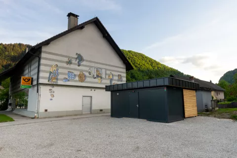 V prvi fazi so na tržnem prostoru na Če&scaron;njici postavili kontejner s sanitarijami, skladi&scaron;če in prostor za odpadke./ Foto: Simon Benedičič