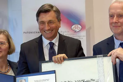 Nagrajenec Borut Pahor s podpredsednico in predsednikom Skupnosti koroških Slovenk in Slovencev Zalko Kuchling in Bernardom Sadovnikom. / Foto: – Foto: Urad Bivšega Predsednika Boruta Pahorja 