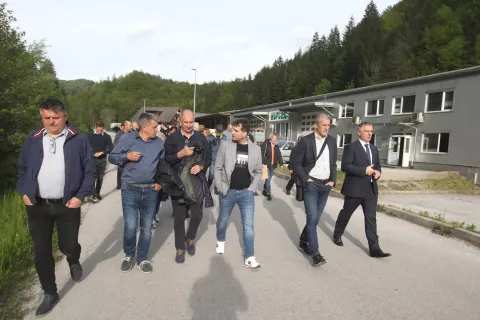 V okviru srečanja predstavnikov gospodarstva iz občine z županom Milanom Čadežem in predsednikom državnega sveta Markom Lotričem so si ogledali tudi Industrijsko cono Todraž. / Foto: Gorazd Kavčič