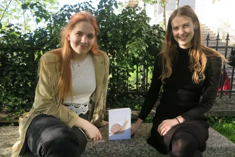 Urednica antologije Hana Bujanović Kokot in avtorica besedila Polževi razmisleki, ki je zbirki dalo naslov. / Foto: Igor Kavčič