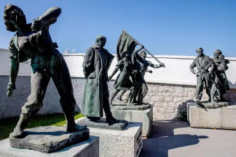 Bronaste kipe, vključno s Augustinčićevim kipom mar&scaron;ala Tita, so v Pivko s posestva Brdo prenesli leta 2021. / Foto: Bobo