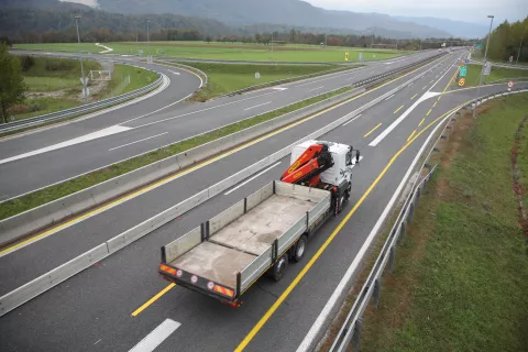 obnova AC avtocesta odcep Brezje Lesce zaprt izvoz Brezje avtomobili tovornjaki / Foto: Gorazd Kavčič