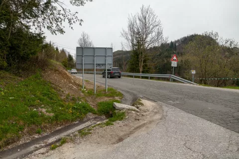 Že sicer nepregledno križi&scaron;če &scaron;e dodatno zastira velika usmerjevalna tabla. / Foto: Ale&scaron; Senožetnik