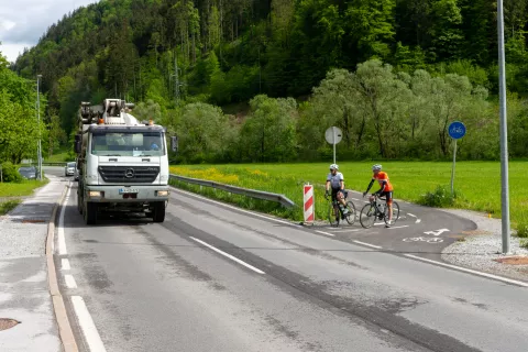 Načrtovano kolesarsko stezo nameravajo navezati na lani zgrajeni odsek od Selc do začetka Studena, kjer se sedaj kolesarji na regionalno cesto vključujejo na slabo pregledni lokaciji tik za ovinkom. / Foto: Simon Benedičič