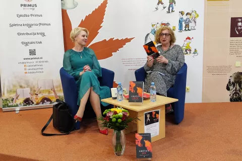 Ur&scaron;ka Klakočar Zupančič in Breda Podbrežnik Vukmir med pogovorom ob predstavitvi knjige Gretin greh / Foto: Katja Dolenc