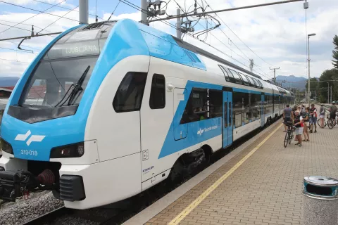 Slovenske železnice posodabljajo vozni park, kar zagotovo prispeva k večji privlačnosti javnih prevozov. Tako so lani zaključili nakup 52 sodobnih vlakov, do konca prihodnjega leta pa jih nameravajo kupiti &scaron;e dvajset. / Foto: Gorazd Kavčič