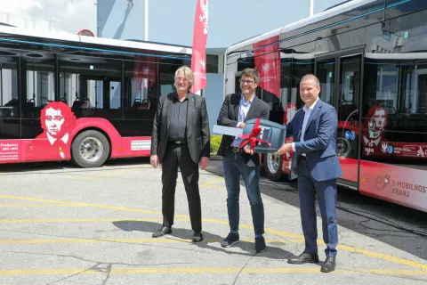 prevzem &scaron;tirih električnih avtobusov MAN Lions City E pred sedežem podjetja Arriva električni avtobus Kranj / Foto: Tina Dokl
