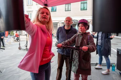 simulator vožnje z e-skirojem, Križišče mikromobilnosti Kranj, Zavarovalnica Triglav / Foto: Zavarovalnica Triglav/Žan Osim